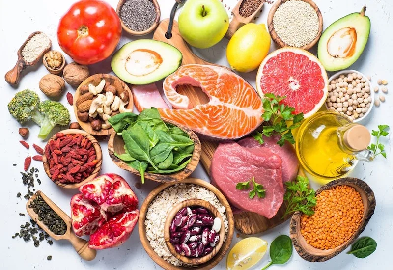 Chế độ ăn nhiều rau xanh, cá, đậu, ngũ cốc nguyên hạt giúp hỗ trợ kiểm soát lipid máu tốt hơn