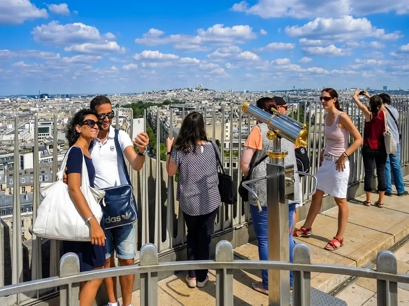 Góc nhìn tuyệt đẹp toàn cảnh Paris từ sân thượng Khải Hoàn Môn.