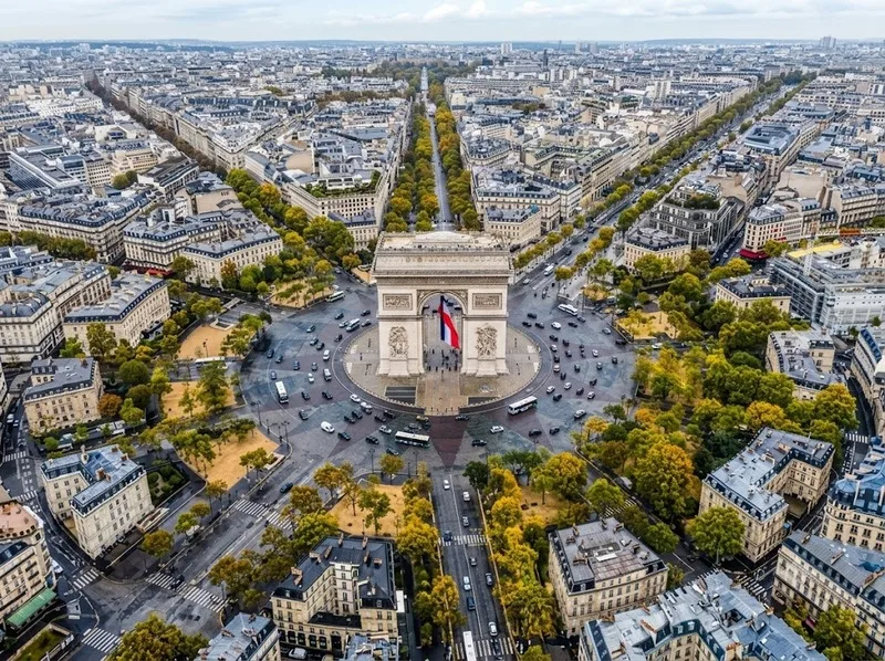 Khải Hoàn Môn Paris kiêu hãnh giữa giao lộ 12 đại lộ.